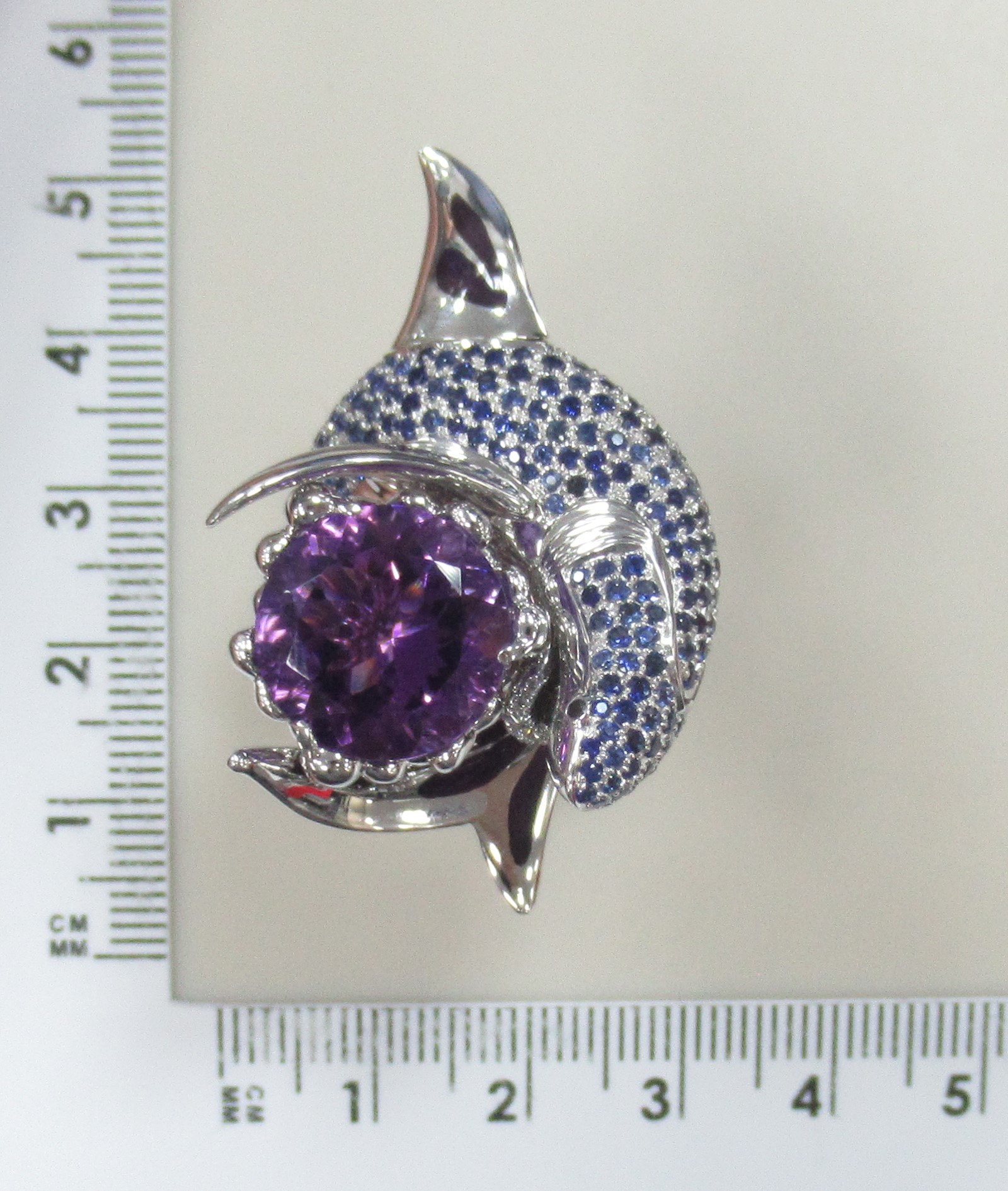 Кольцо из белого золота с аметистом и сапфирами "Акула"